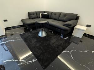 una sala de estar con un sofá y una mesa en Emma, en Bar