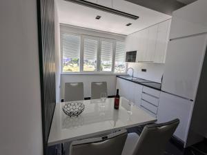 Una cocina con una mesa con copas de vino encima. en Emma, en Bar