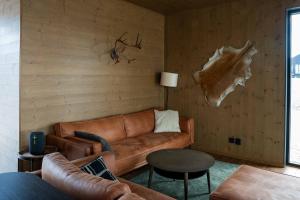 The Riverside Mountain Lodge - 110sqm clam luxury - including bed linens, towels,的休息区