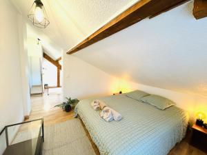 a dog sitting on a bed in a bedroom at Le Golden Lake-5min du LAC à pied-Parking privé gratuit in Sévrier