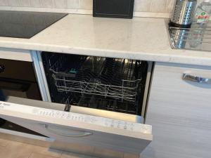Cucina o angolo cottura di Casa di Tom con balcone, parcheggio e self check in