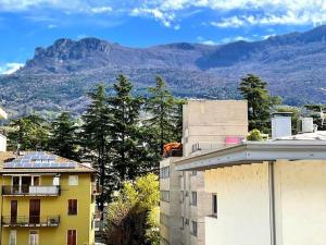 Vista generica sulle montagne o vista sulle montagne dall'interno dell'appartamento