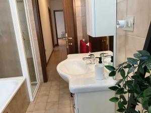Bagno di Casa di Tom con balcone, parcheggio e self check in