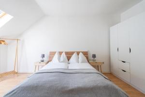 Rúm í herbergi á FarawayHomes Studio Kapfenberg #7