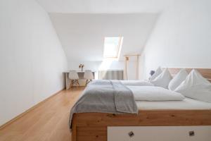 Rúm í herbergi á FarawayHomes Studio Kapfenberg #7