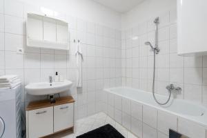 un bagno bianco con lavandino e vasca di FarawayHomes Studio Kapfenberg #7 a Kapfenberg Altre 24 foto