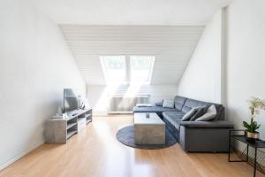 un soggiorno con un divano e un tavolo di FarawayHomes Studio Kapfenberg #7 a Kapfenberg