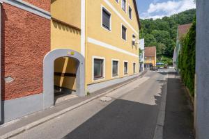 una strada vuota di fronte a un edificio di FarawayHomes Studio Kapfenberg #7 a Kapfenberg