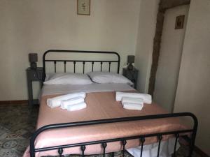 ein Bett mit Handtüchern darauf in einem Zimmer in der Unterkunft Casa Luisa in Aggius