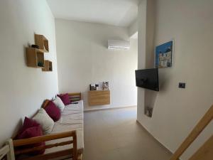 TV a/nebo společenská místnost v ubytování Xerolithia