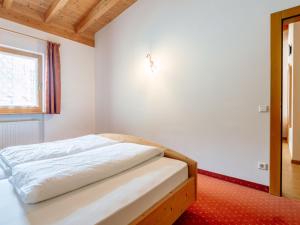 Postel nebo postele na pokoji v ubytování Apartment Nr- 18 by Interhome