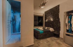 Koupelna v ubytování Ichor Suites + 23 fotografií