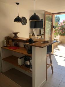 Kuchyň nebo kuchyňský kout v ubytování Le Cocon de Provence