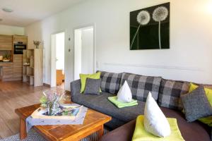 a living room with a couch and a table at Sport Rees - Ferienwohnung Ulrike in Hofsgrund