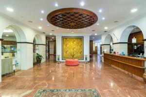 un vestíbulo con una gran pintura en la pared en Hotel Milagros Golf, en Mogro 37 fotos más