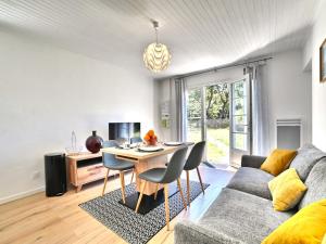 Μια τηλεόραση ή/και κέντρο ψυχαγωγίας στο Holiday Home Les Cariatides 2 by Interhome