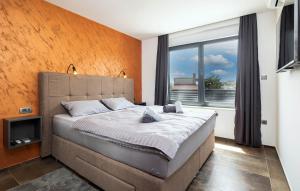Ένα ή περισσότερα κρεβάτια σε δωμάτιο στο Gorgeous Home In Novi Vinodolski