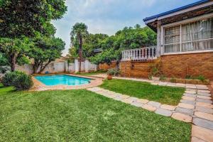 Πισίνα στο ή κοντά στο Omphile Retreat