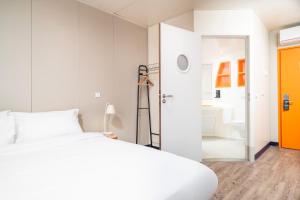 a bedroom with a white bed and a bathroom at STAYSOME Porto Herculano in Porto +44 photos