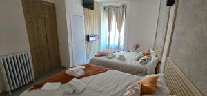 Łóżko lub łóżka w pokoju w obiekcie Habitaciones Universal