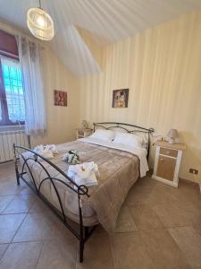 sypialnia z łóżkiem z ręcznikami w obiekcie A casa di Iole w mieście Fiumicino