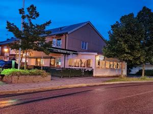 TöcksforsにあるKoselig hytte i Sverige 20 minutter fra norskegrensen Ostervallskogの通り沿いにある建物