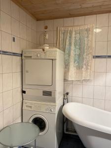 TöcksforsにあるKoselig hytte i Sverige 20 minutter fra norskegrensen Ostervallskogの洗濯機と洗面台を備えた小さなバスルーム +36枚の写真