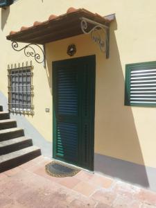 a green door on the side of a house at Villa Fontana in Capannori