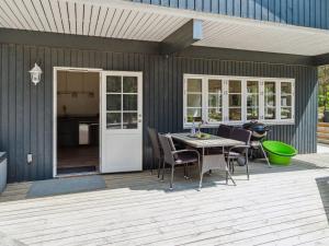 Patio nebo venkovní prostory v ubytování Holiday Home Sjo - 300m from the sea by Interhome