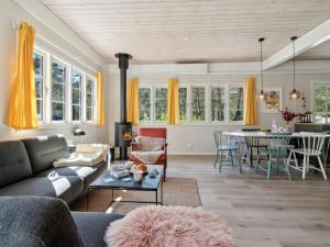 Posezení v ubytování Holiday Home Sjo - 300m from the sea by Interhome
