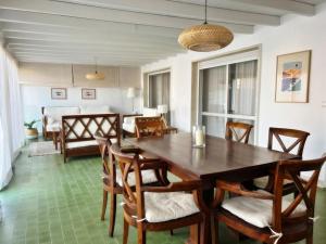 a dining room with a wooden table and chairs at Magnifico y amplio apartamento con terraza in Fuengirola