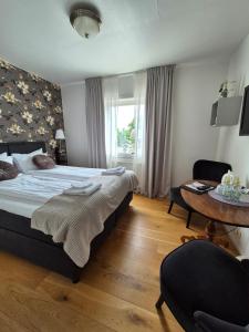 Postel nebo postele na pokoji v ubytování Smålandsstenar hotell