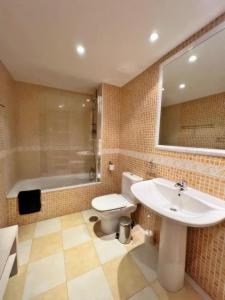 a bathroom with a sink and a toilet and a tub at Magnifico y amplio apartamento con terraza in Fuengirola +30 photos