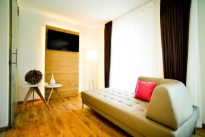 a living room with a couch and a window at Hotel Restaurant Kohlbrecher Villeroy & Boch in Osnabrück
