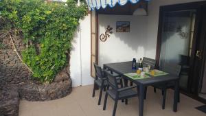 een zwarte tafel en stoelen op een patio bij Casa Tanja Casas del Sol in Playa Blanca