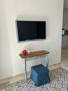 TV a/nebo společenská místnost v ubytování Masseria Fanelli