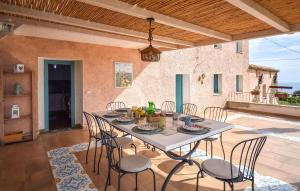 Rõdu või terrass majutusasutuses Gorgeous Home In Longobardi With Wifi +9 fotot
