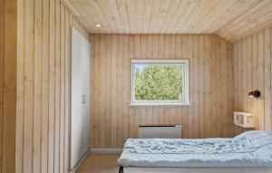 Postel nebo postele na pokoji v ubytování Awesome Home In Rødby With Sauna
