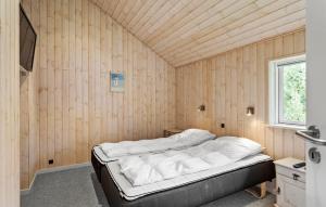 Postel nebo postele na pokoji v ubytování Awesome Home In Rødby With Sauna
