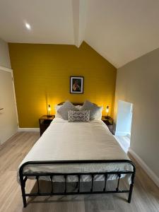 En eller flere senge i et værelse på Dream Catcher one bedroom apartment