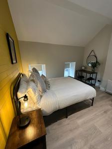 En eller flere senge i et værelse på Dream Catcher one bedroom apartment