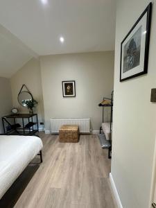 En eller flere senge i et værelse på Dream Catcher one bedroom apartment