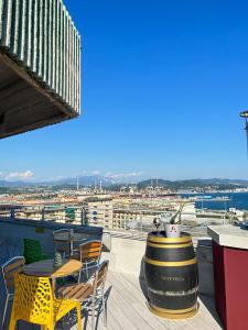 balkon ze stołem, krzesłami i beczką w obiekcie Allegroitalia La Spezia 5 Terre w mieście La Spezia