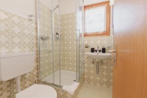 Koupelna v ubytování Charmant duplex à 3min des remontées mécaniques + 27 fotografií