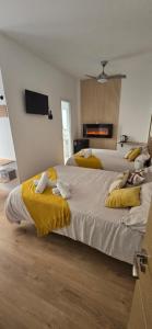 Łóżko lub łóżka w pokoju w obiekcie Habitaciones Universal