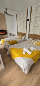 dwa łóżka w pokoju hotelowym z ręcznikami na nich w obiekcie Habitaciones Universal w Madrycie
