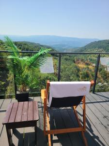 コパオニクにあるKopaonik Milmari & Spa N Lux 90の眺めの良いデッキに座る木製椅子
