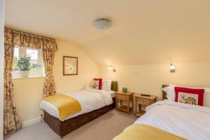 ein Schlafzimmer mit zwei Betten und einem Fenster in der Unterkunft Valley View Farm Holiday Cottages in Helmsley