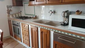 Kuchyň nebo kuchyňský kout v ubytování VelaLatina Residence B&B Soverato - Camera Scirocco
