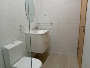 un bagno con wc, lavandino e doccia di Charming House Tarrafal a Tarrafal